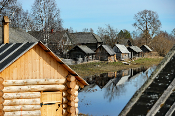 Bạn cũng có thể thấy nhiều ngôi nhà gỗ cũ ở Oshevensky Pogost. Ngôi làng không lớn, chỉ có 70 người sống ở đây thường xuyên, nhưng họ luôn vui vẻ chào đón khách du lịch.