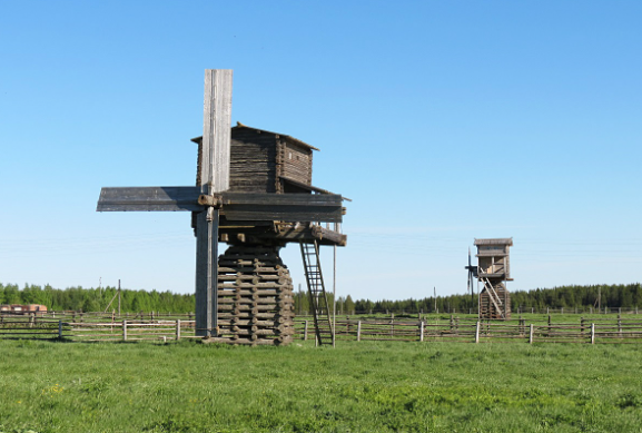 Hầu như tất cả các ngôi nhà trong làng đều có tuổi đời trên 100 năm và các gia đình vẫn sống trong đó. Trong làng, bạn không chỉ có thể nhìn thấy những tòa nhà dân cư tuyệt đẹp mà còn có thể nhìn thấy những chiếc cối xay gió bằng gỗ.