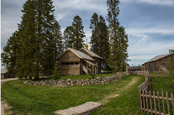 Kinerma là một ngôi làng truyền thống của người Karelia. Trong làng, bạn có thể tìm thấy một nhà nguyện bằng gỗ được xây dựng vào thế kỷ 18, cũng như các tòa nhà dân cư từ thế kỷ 18-19 đã được công nhận là di tích kiến trúc.