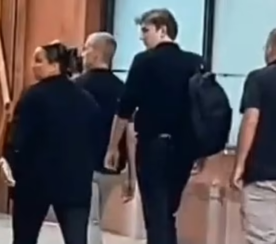 Khi tới trường, Barron Trump thường mặc trang phục đơn giản, thoải mái - áo polo, quần dài, giày thể thao và khoác ba lô một bên vai.