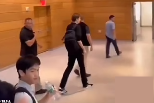 Có thể thấy trong đoạn video và những bức ảnh, đội mật vụ luôn theo sát Barron qua các hành lang và giảng đường của trường Đại học New York, chỉ cách Barron vài bước chân để đảm bảo an toàn cho cậu.