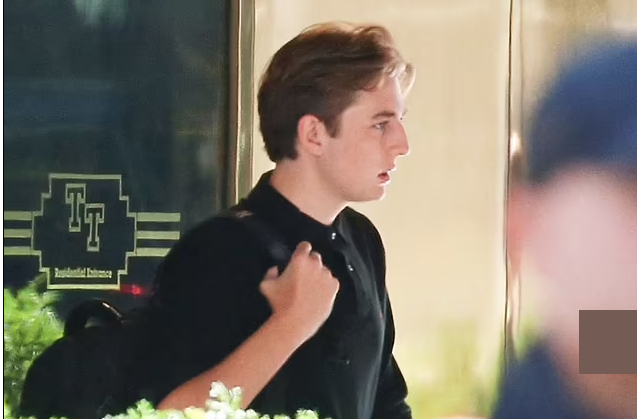 Với chiều cao hơn 2 mét và gương mặt điển trai lại là con của cựu Tổng thống Trump, chàng sinh viên 18 tuổi Barron Trump luôn thu hút sự chú ý trong trường Đại học New York.