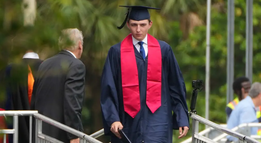 Trước đó, Barron Trump nhận bằng tốt nghiệp trung học từ Học viện Oxbridge ở West Palm Beach, bang Florida, hôm 17/5.