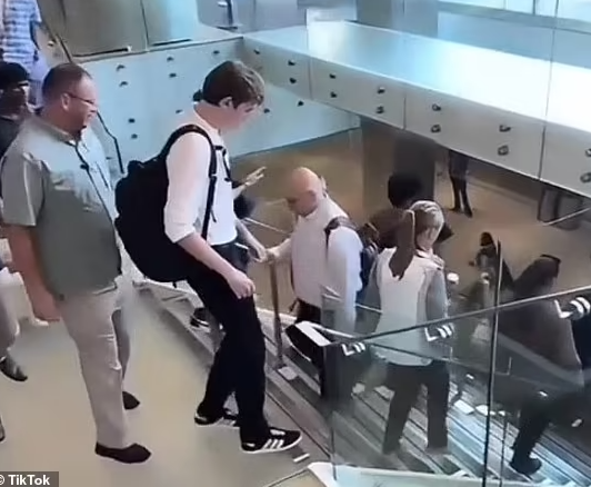 Là con trai út của ông Trump, Barron đã quen với việc mọi hành động của mình đều được đội mật vụ theo dõi.