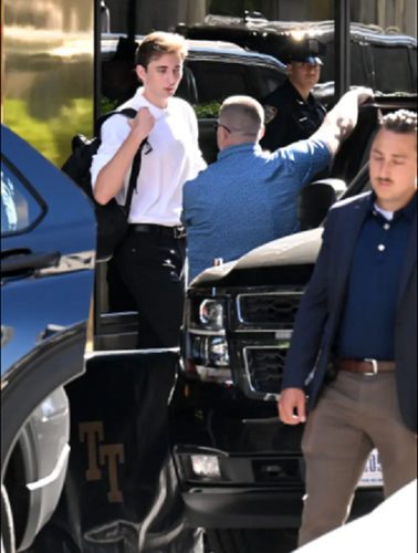 Sinh viên này nói với Daily Mail: "Mọi người muốn nói chuyện và chụp ảnh với Barron khi lần đầu nhìn thấy cậu ấy. Tuy nhiên, cậu ấy vẫn im lặng trong lớp cho đến giờ".