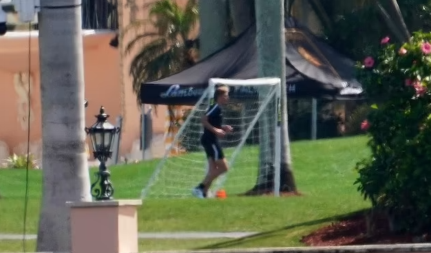 Theo nguồn tin, Barron vẫn chưa đăng ký tham gia bất kỳ hoạt động ngoại khóa nào trong trường đại học, bỏ qua sự kiện 'Stern Spotlight' trong tuần đầu tiên của khóa học, nơi giới thiệu các câu lạc bộ và hội nhóm. Tuy vậy, Barron có thể theo đuổi niềm đam mê bóng đá của mình.