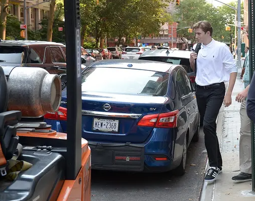 Các nguồn tin cho biết thêm, Barron Trump dự kiến sẽ sống bên ngoài trường và di chuyển hàng ngày từ tòa Trump Tower trên đại lộ số 5 ở Midtown tới trường.