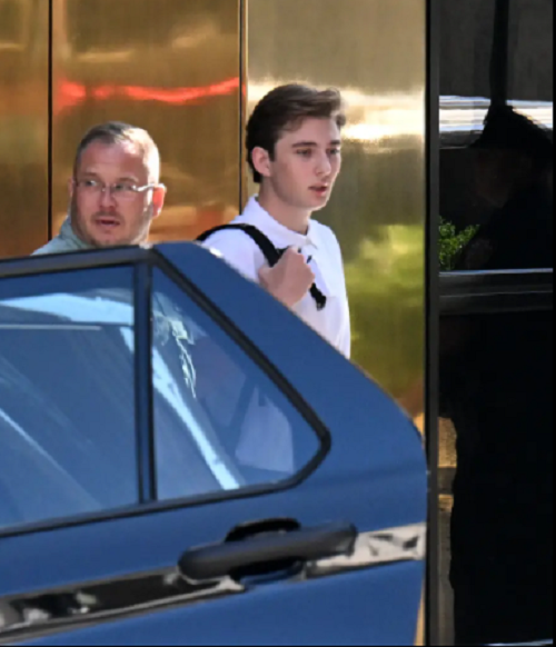 Vẻ điển trai cùng chiều cao hơn 2 mét ấn tượng khiến Barron trông nổi bật và thu hút sự chú ý của mọi người.