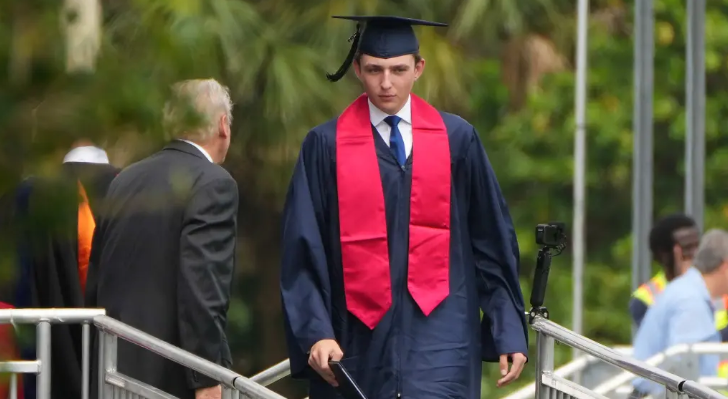 Trước đó, Barron Trump nhận bằng tốt nghiệp trung học từ Học viện Oxbridge ở West Palm Beach, bang Florida, hôm 17/5.