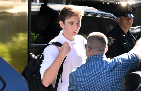 Theo New York Post, Barron Trump, 18 tuổi, được các mật vụ hộ tống khi bước vào khuôn viên trường Đại học New York ở trung tâm Manhattan. (Nguồn ảnh: NYP, X, DM)