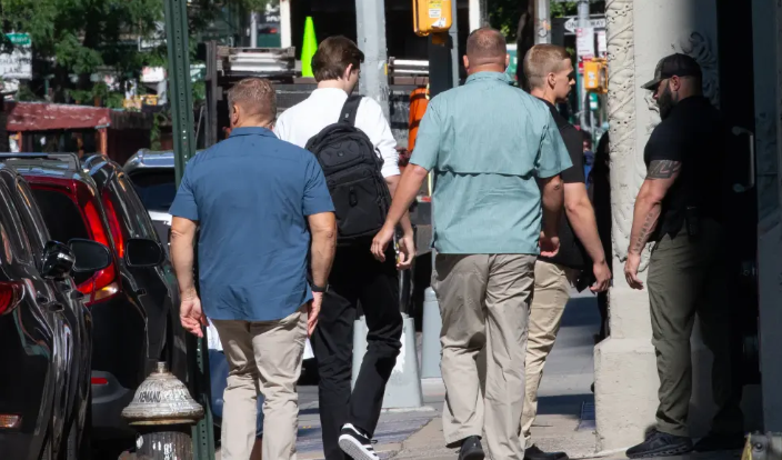 Điểm dừng chân đầu tiên của cậu trong trường là văn phòng của hiệu trưởng trước khi được đưa đến lớp học.