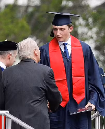 Tại buổi lễ tốt nghiệp, Barron Trump trông nổi bật với chiều cao hơn 2 mét và gương mặt điển trai.