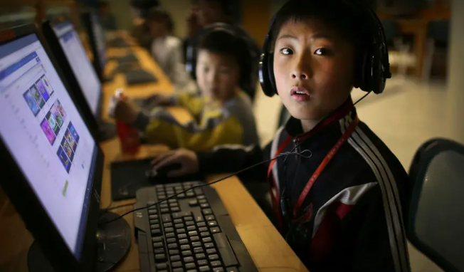 Nam sinh sử dụng máy tính tại khu phức hợp Khoa học Công nghệ ở Bình Nhưỡng.