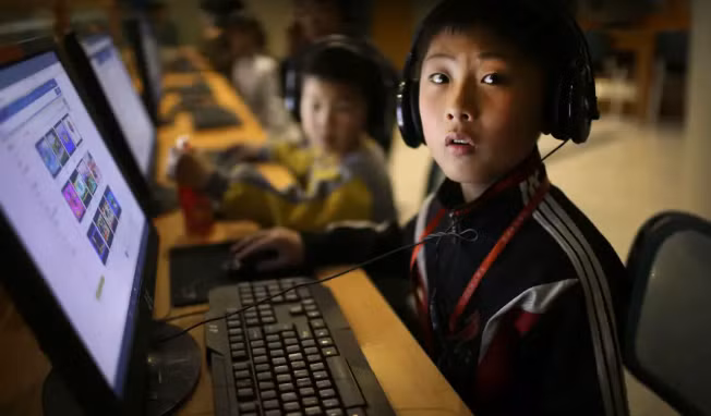 Nam sinh sử dụng máy tính tại khu phức hợp Khoa học Công nghệ ở Bình Nhưỡng.