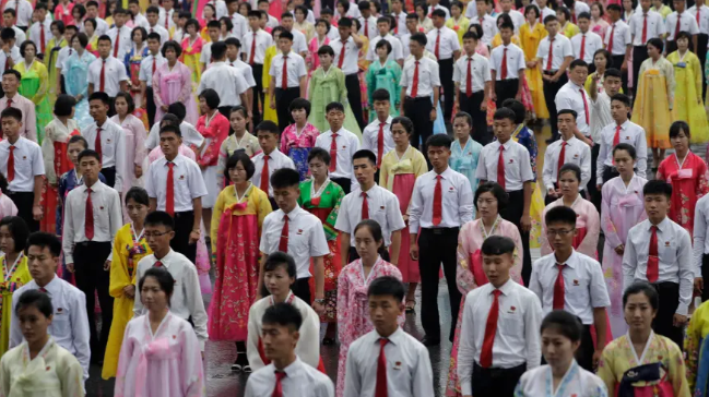 Các sinh viên chuẩn bị cho màn khiêu vũ tập thể.