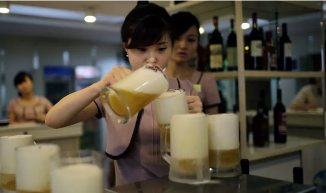 Nữ nhân viên đang rót một loại bia Taedonggang mới. Loại bia này được sản xuất tại nhà máy bia Taedonggang ở Bình Nhưỡng.