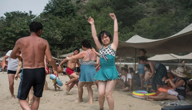 Mọi người vui chơi tại bãi biển West Sea Barrage ở ngoại ô thành phố ven biển Nampho, Triều Tiên.