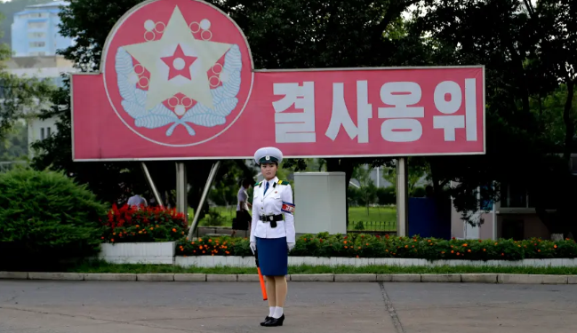 Một nữ cảnh sát giao thông làm nhiệm vụ trên đường phố.