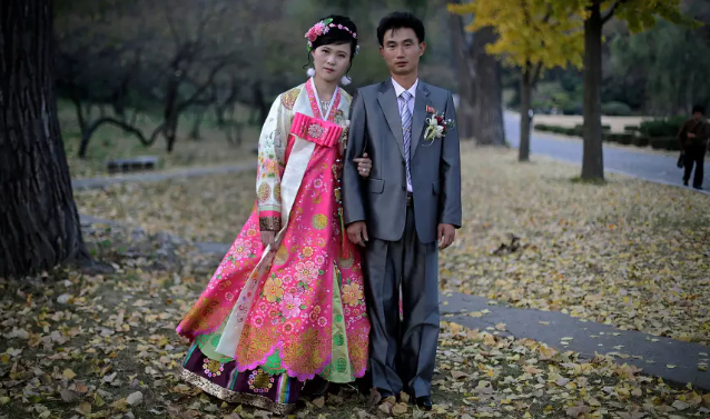 Cô dâu Ri Ok Ran chụp cùng chú rể Kang Sung Jin nhiều năm trước.