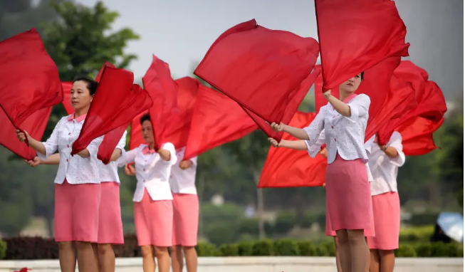 Một nhóm cổ động viên khích lệ tinh thần của người dân tại thủ đô Triều Tiên.