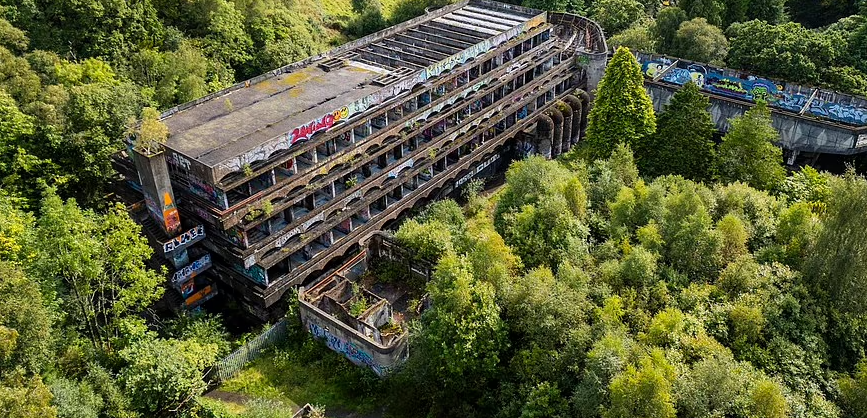 Cấu trúc màu xám đồ sộ nằm giữa khu rừng Scotland.