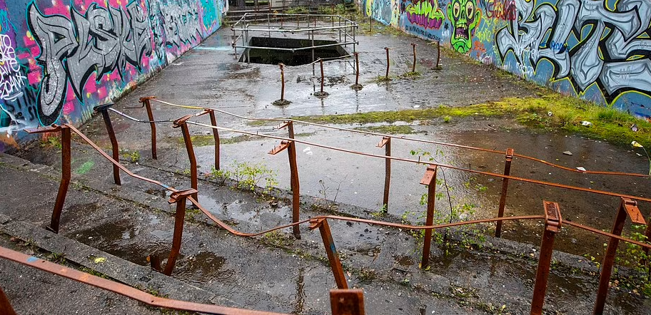 Hàng rào rỉ sét bị hư hại.