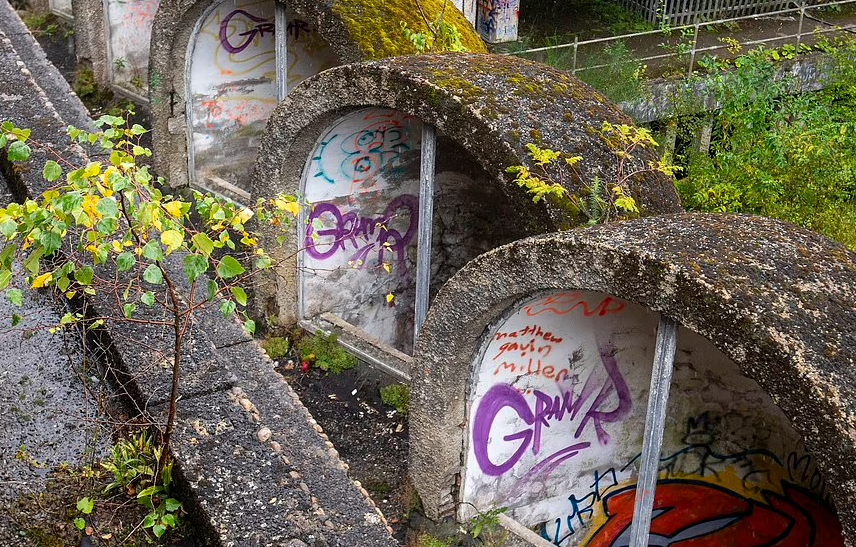 Các khối xi măng bên ngoài tòa nhà. Hội đồng Argyll và Bute cho biết hiện tại không có kế hoạch nào để khôi phục lại tòa nhà.