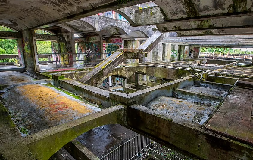 Tòa nhà từng trở thành trung tâm cai nghiện ma túy nhưng do nhiều vấn đề phát sinh nên bị bỏ hoang từ cuối những năm 1980.