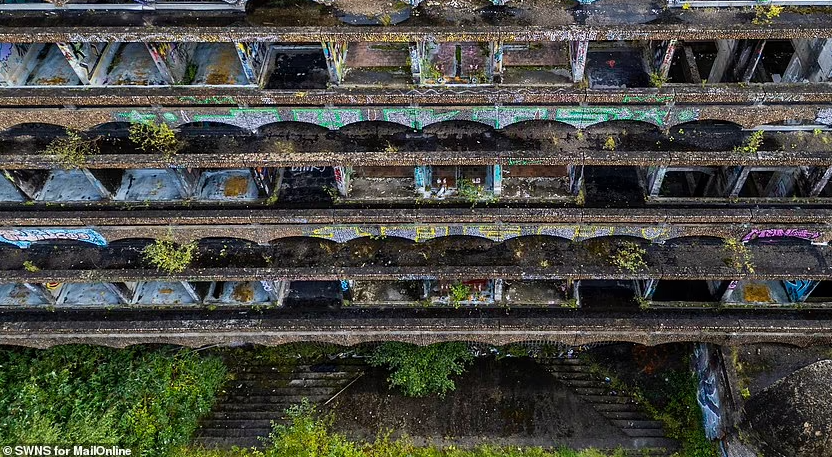 Vào năm 2017, một tổ chức từ thiện nghệ thuật đã quyên góp tiền để khôi phục các phần của tòa nhà và bảo vệ phần còn lại.