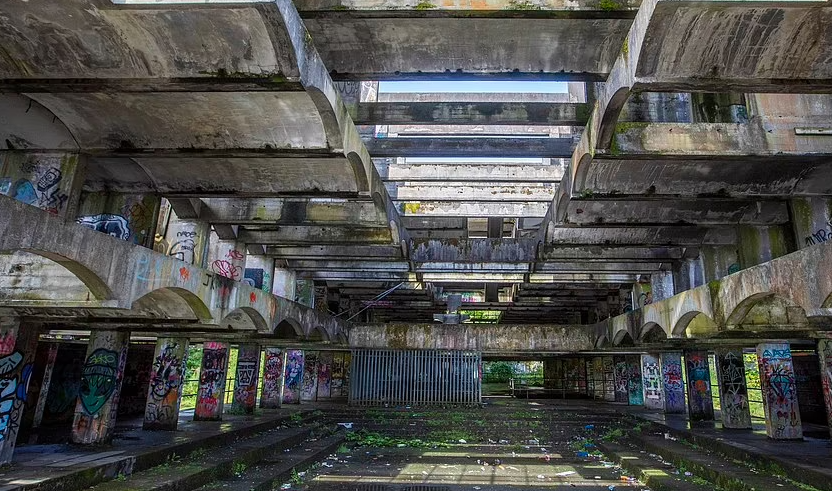 Hiện tại, nơi này ngập tràn những bức vẽ graffiti với rác rưởi rải rác khắp nơi.