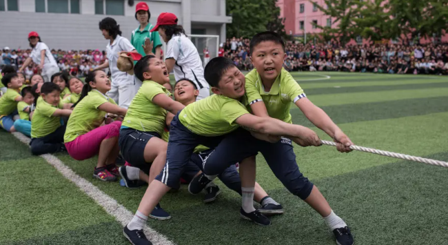 Các em nhỏ chơi kéo co.