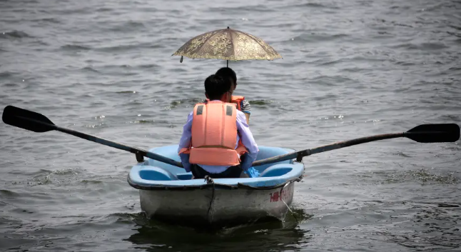 Một cặp đôi chèo thuyền trên sông Taedong.