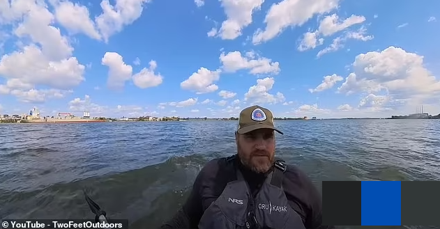 Daily Mail đưa tin, người sáng tạo nội dung trên YouTube, Two Feet Outdoors, đã chèo thuyền kayak đến đảo North Brother (Mỹ) để khám phá bên trong hòn đảo bỏ hoang hàng chục năm này. (Nguồn ảnh: Daily Mail)