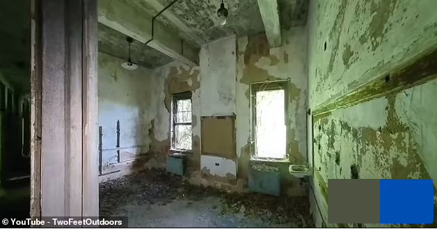 "Tình trạng bên trong một số tòa nhà rất tồi tệ, sơn trên tường bong tróc, cửa sổ bị đập vỡ và xà nhà rơi xuống", Youtuber kể lại.