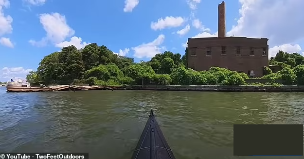 Những tòa nhà bỏ hoang có thể nhìn thấy rõ từ ngoài bờ nhưng khi đến gần, người sáng tạo nội dung nói rằng chúng trông đặc biệt "rùng rợn" ẩn sau những tán cây.