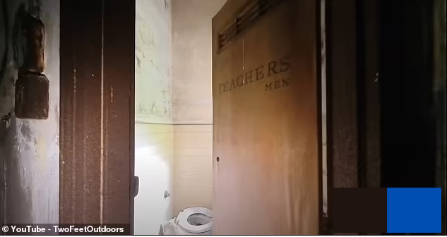 Youtuber quyết định mạo hiểm đi vào tầng hầm của một trong những tòa nhà nhưng nó đã bị ngập hoàn toàn.