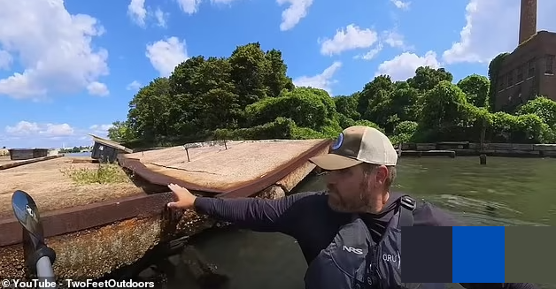 Để được đến thăm hòn đảo này hiện nay, bạn cần phải xin giấy phép trước.