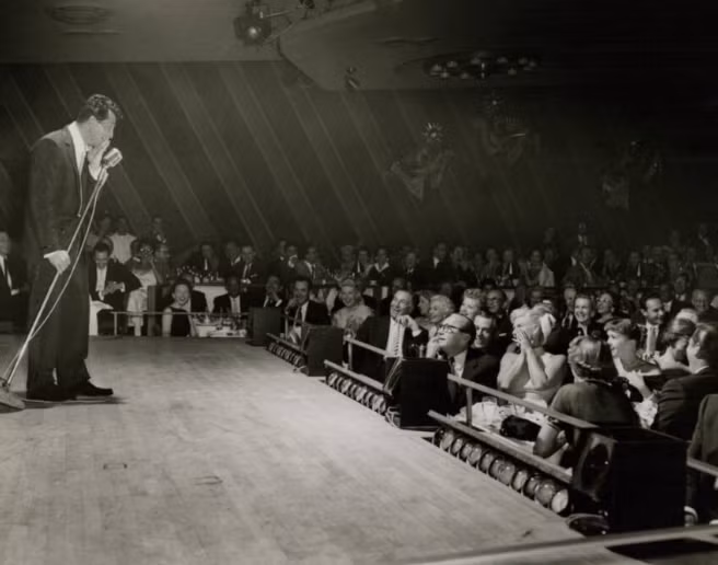Ca sĩ Dean Martin biểu diễn tại Sands năm 1957.