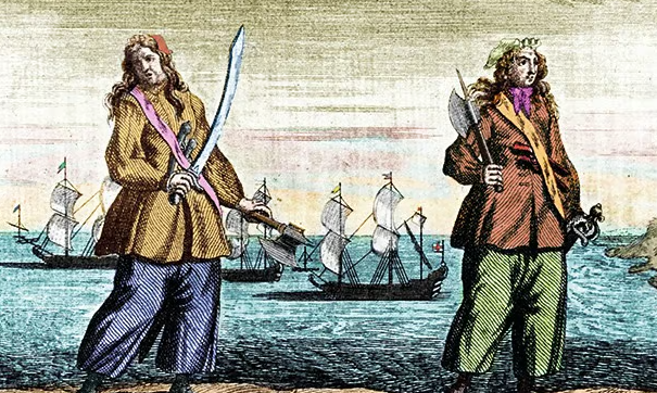 8. Anne Bonny và Mary Read là hai nữ cướp biển trên cùng một con tàu. Hai người đều di chuyển từ Châu Âu đến Châu Mỹ, cải trang thành đàn ông và gia nhập thủy thủ đoàn của Calico Jack Rackham. Bị bắt giữ vào năm 1720, hai phụ nữ này thoát khỏi án tử hình vì đang mang thai. Trong khi Read chết trong tù vào khoảng năm 1721, số phận của Bonny vẫn chưa được biết, một số người nói rằng bà ta đã trở về nhà ở Ireland.