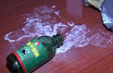 Nghi van cha nhan tam ep hai con uong thuoc sau roi tu tu