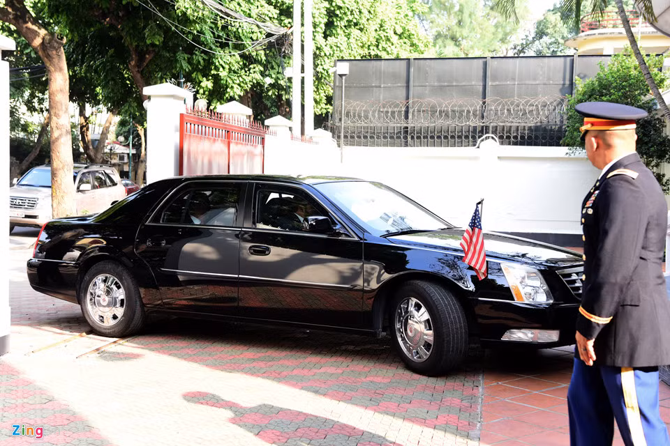 Vào lúc 15h, ngay sau khi tới sân bay Nội Bài, Đại sứ Mỹ tại Việt Nam Daniel Kritenbrink đã cùng Bộ trưởng Quốc phòng Mattis tới thăm Văn phòng Cơ quan Tìm kiếm tù binh và người Mỹ mất tích (DPAA), bộ phận thuộc Lầu Năm Góc thực hiện công tác tìm kiếm hài cốt quân nhân Mỹ mất tích trong thời gian tham chiến tại Việt Nam.