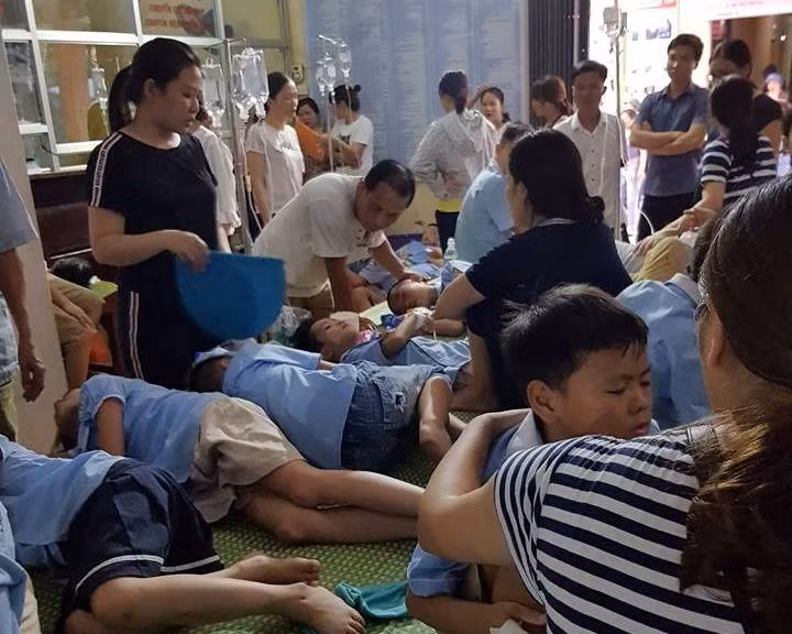 Ninh Binh: Hon 200 hoc sinh truong Dinh Tien Hoang nhap vien nghi ngo doc thuc pham