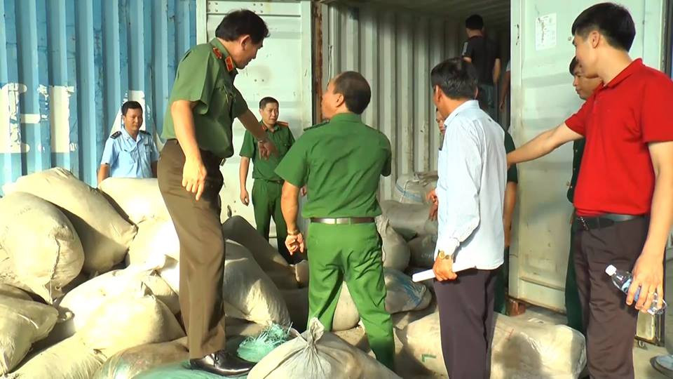 Phat hien 10 tan nga voi, vay te te 