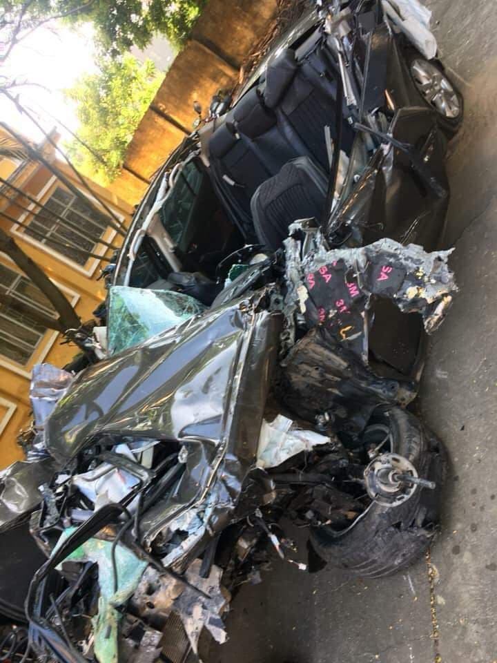 Chiếc xe con nát bét, biến dạng.