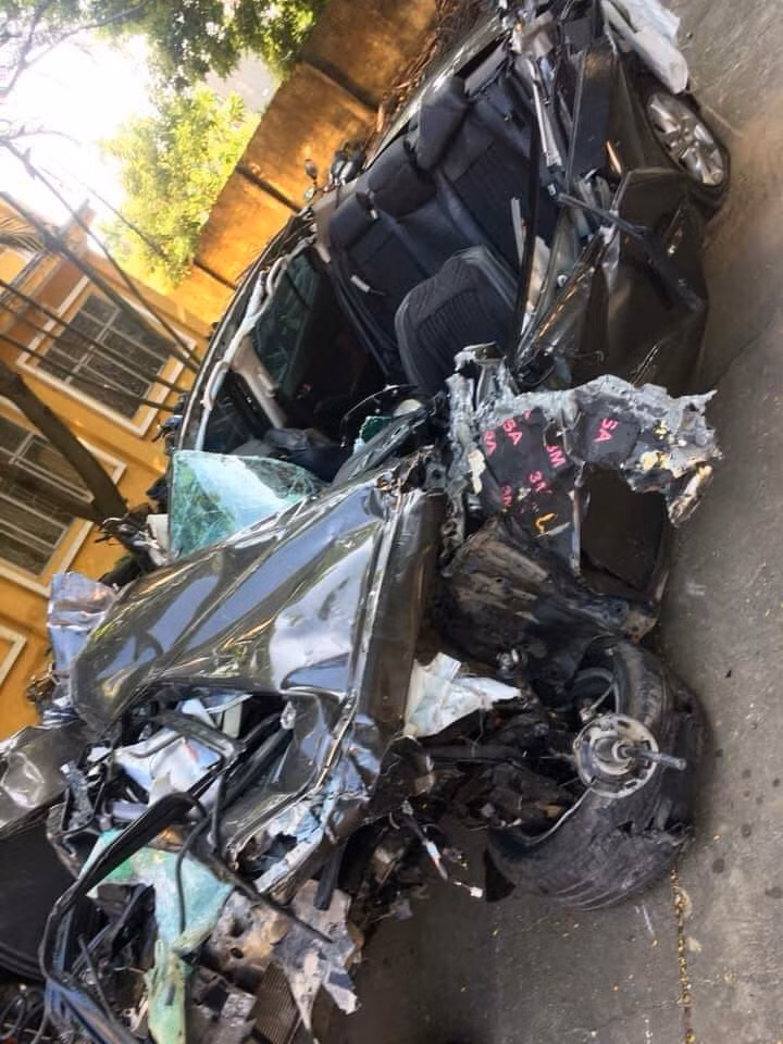 Chiếc xe con nát bét, biến dạng.