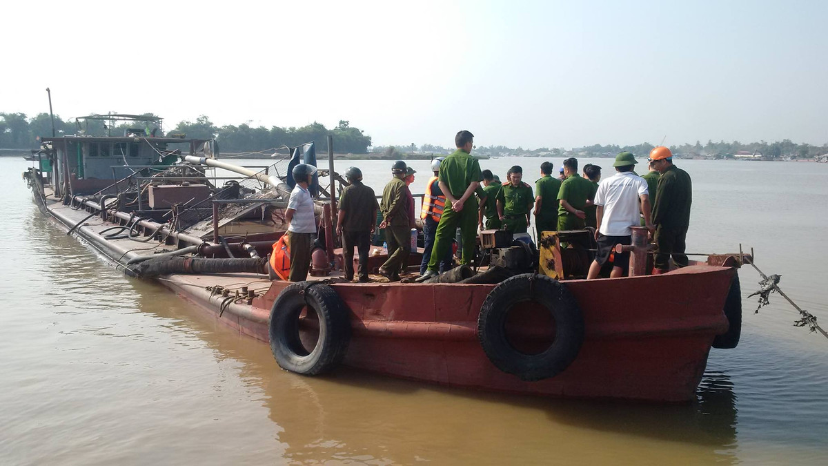 “Cat tac” phun voi rong, nem chai thuy tinh chong luc luong chuc nang-Hinh-2