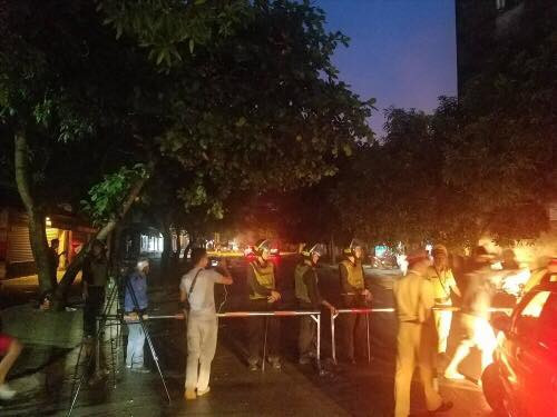 Hang tram canh sat van vay rap doi tuong om 