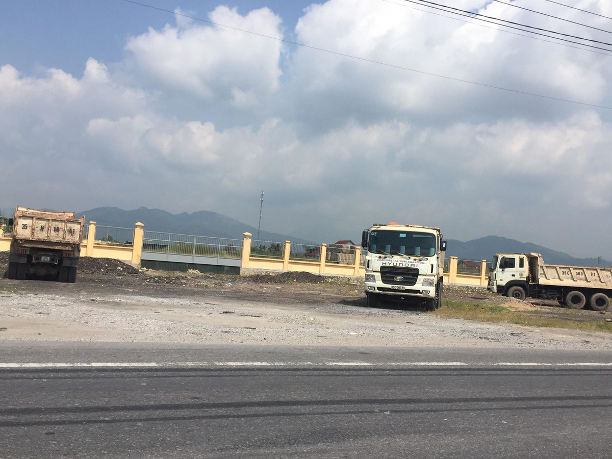 Dan hang xe tai chan quoc lo, tai xe “cuop” giay to CSGT-Hinh-2