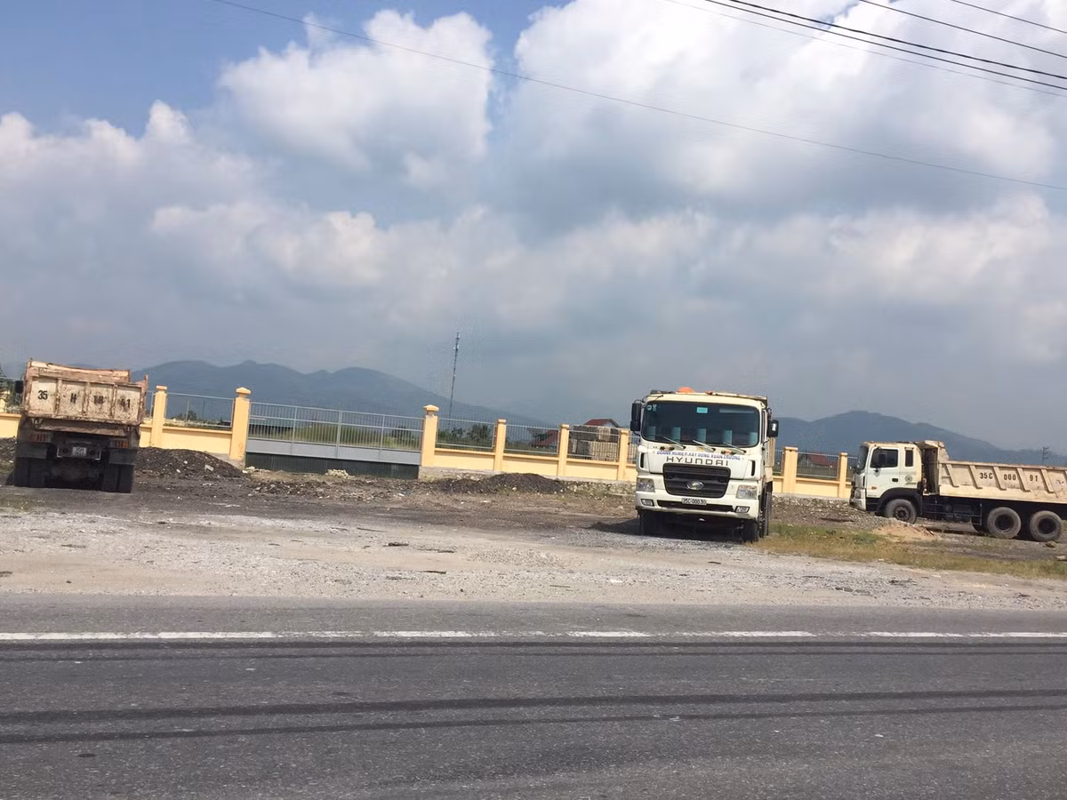 Dan hang xe tai chan quoc lo, tai xe “cuop” giay to CSGT-Hinh-2