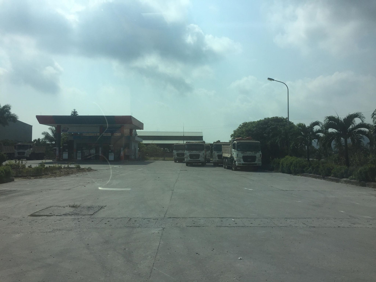 Dan hang xe tai chan quoc lo, tai xe “cuop” giay to CSGT-Hinh-3